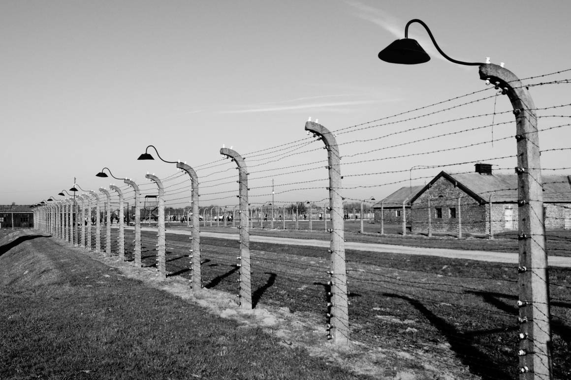 Nazi-Tysklands folkemord på jøder og andre grupper ble organisert gjennom såkalte konsentrasjonsleire, som i praksis var utrydningsleire, slik som her i Auschwitz II-Birkenau. Foto: Marcin Czerniawski/Unsplash.